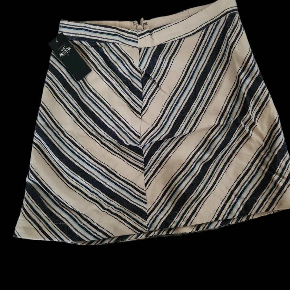 Women's Hollister brand sz 1 miniskirt tan and navy chevron print